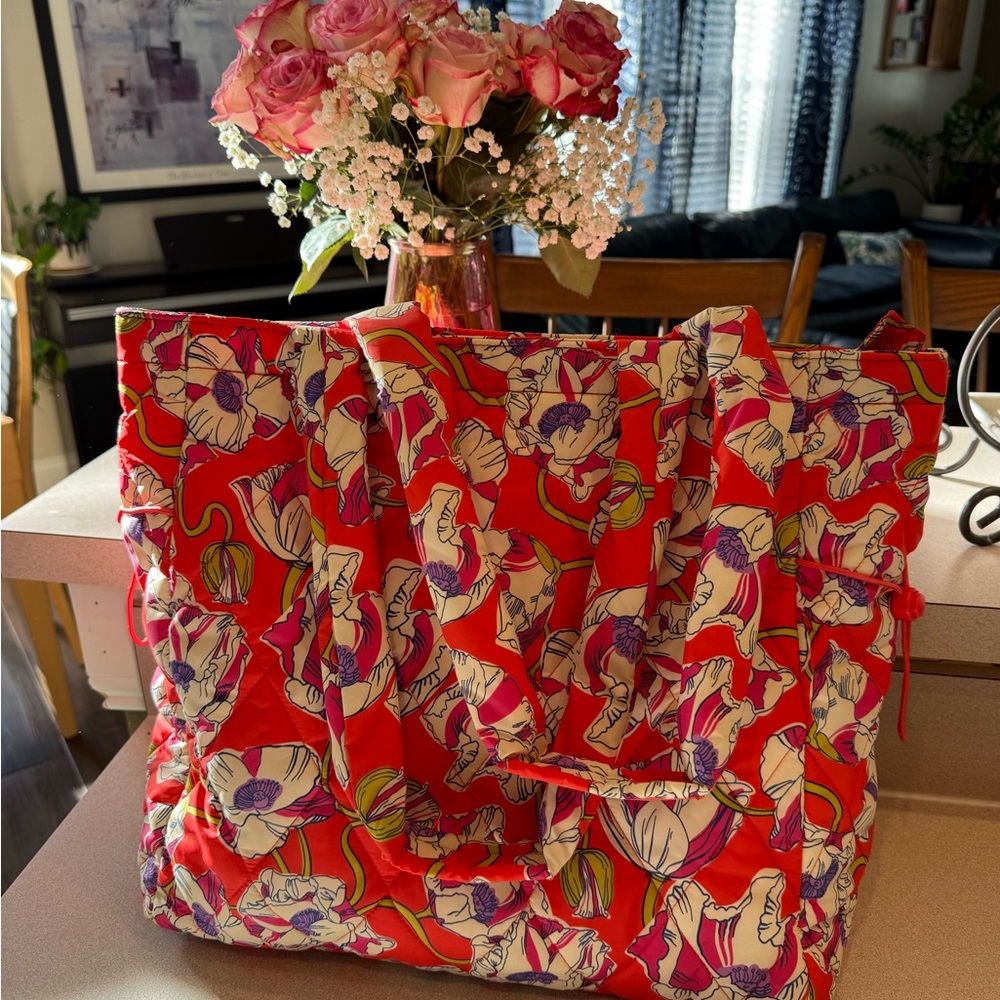 NWOT Vera Bradley Featherweight Zip Tote Bag in Swirling Poppies.